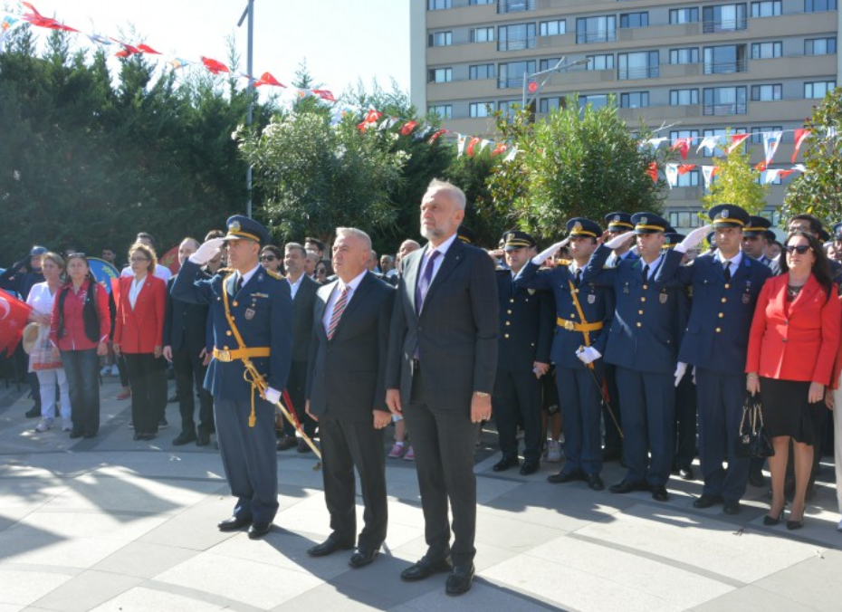 cekmekoey-de-29-ekim-cumhuriyet-bayram-sebebiyle-100-y-ll-k-emaneti-huzurunda-ulu-oender-gazi-mustafa-kemal-atatuerk-uen-an-t-na-celenk-sunumu