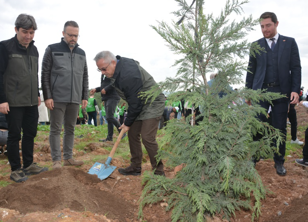 11-kas-m-milli-agacland-rma-guenue-nde-gelecege-nefes-cumhuriyete-nefes-kampanyas-ile-fidanlar-toprakla-bulustu