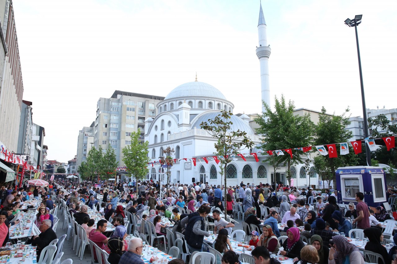 binlerce-vatandas-sultan-murat-caddesi-nde-kurulan-iftar-sofrasinda-bulustu