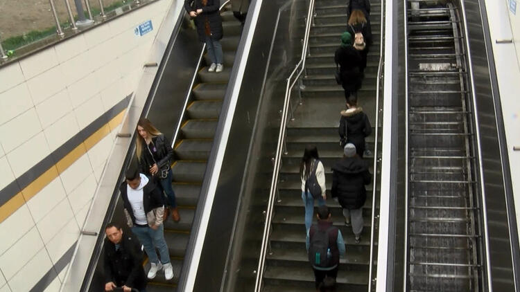 cekmekoey-deki-metro-istasyonunda-yuerueyen-merdiven-cilesi